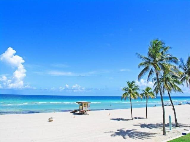 Hallandale Gulfstream Pool Walk To The Beach Daire Hallandale Beach Dış mekan fotoğraf
