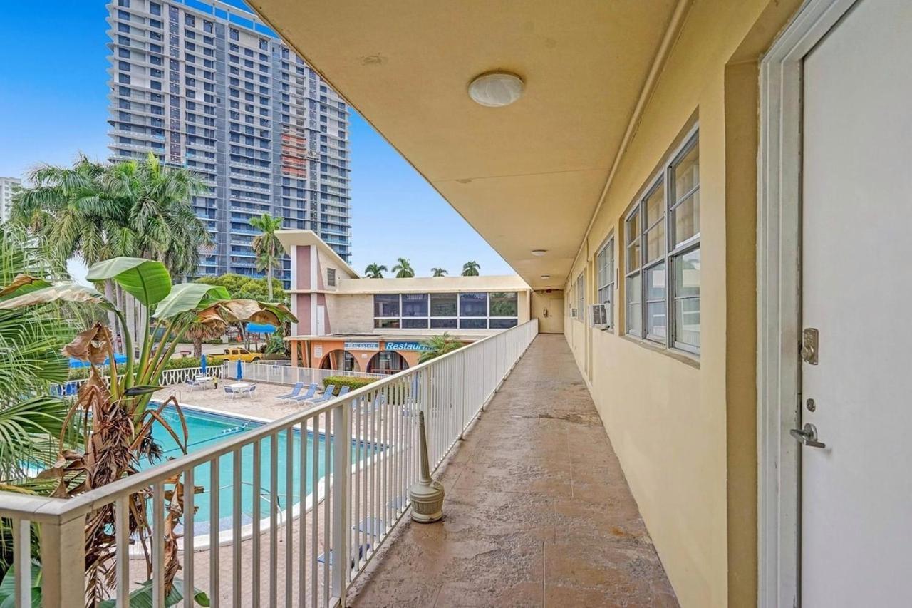 Hallandale Gulfstream Pool Walk To The Beach Daire Hallandale Beach Dış mekan fotoğraf